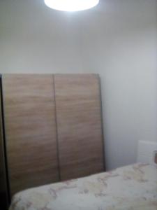 アヴォラにあるNonna Pedraのベッドルーム1室(ベッド1台、木製ヘッドボード付)