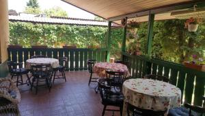 Un restaurante o sitio para comer en Pensiunea Doria