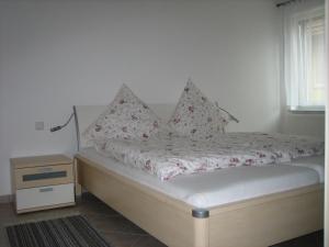 Haus Lorenz, Ferienwohnungen tesisinde bir odada yatak veya yataklar