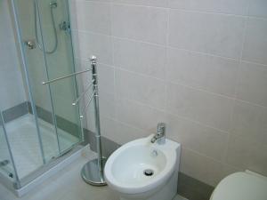 un bagno con wc e doccia in vetro di San Teodoro Apartment a Mestre