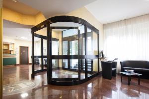 A seating area at Residence Desenzano