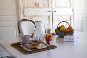 stół z talerzem żywności i koszem owoców w obiekcie Chambre d'Hôtes Arima w Biarritz