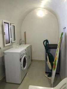Un baño con lavadora y lavabo. en Stella di Mare Dimora Charme, en Polignano a Mare