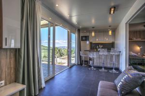 uma cozinha e sala de estar com vista para o oceano em Camp Rehut em Murter