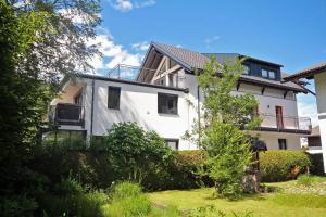 ein Haus mit einer umlaufenden Veranda darüber in der Unterkunft Free Feel Appartements by Schladming-Appartements in Schladming