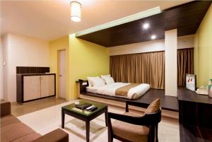 戈尔哈布尔Hotel Rasika的一间带床的卧室和一间客厅