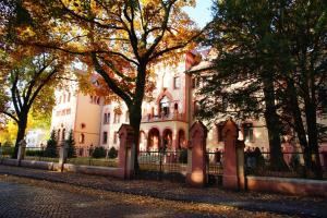 ein großes Gebäude mit einem Zaun davor in der Unterkunft Ferienwohnung Luise in Potsdam