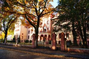 un gran edificio con una valla delante en Ferienwohnung Luise, en Potsdam