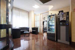 una hall con frigorifero e bevande di Residence Desenzano a Milano