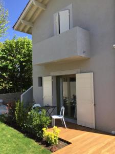 a house with a patio with a table and chairs at Chambre d'Hôtes Arima in Biarritz