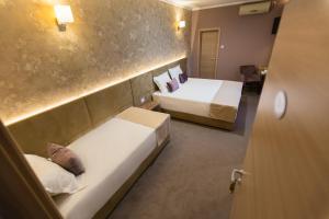 Hotel Orient Braila tesisinde bir odada yatak veya yataklar