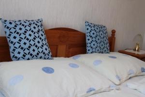 メルビッシュ・アム・ゼーにあるWeingut Pension Sommerhofのベッド(青と白の枕付)