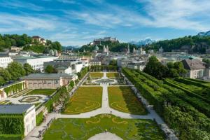 uma vista aérea de uma cidade com um parque em Evido Rooms em Salzburgo