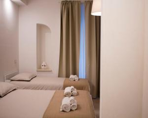 a hotel room with two beds with towels at Dimora Nonna Rosa in Conversano