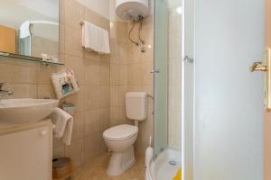 uma casa de banho com um WC, um lavatório e um chuveiro em Carrara Accommodation em Split
