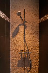 bagno con doccia e parete in mattoni di Hostel Lybeer Private Rooms just for two! a Bruges