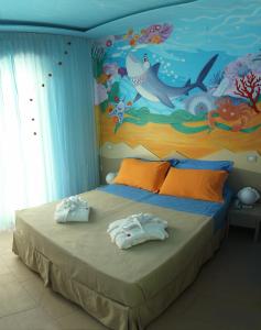 sypialnia z łóżkiem i ścianą z tematyką rybną w obiekcie Mini Hotel w Rimini