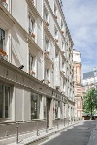un edificio blanco con un cartel en el costado en Prince Albert Wagram, en París