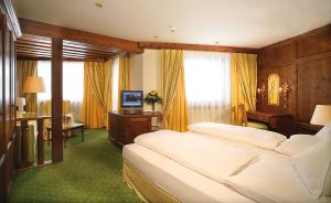 Postel nebo postele na pokoji v ubytování Hotel Edelweiss Hochsölden Superior + 37 fotografií