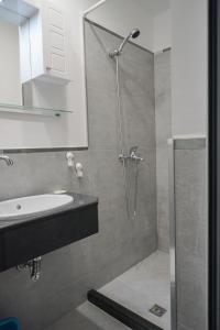 een badkamer met een douche en een wastafel bij Studios Grace - Port Tsarevo in Tsarevo