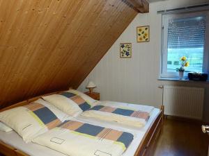 ParchtitzにあるFerienwohnung Familie Robertの木製の天井のベッドルーム1室(ベッド2台付)