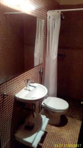 y baño con lavabo, aseo y espejo. en Hostal de la Villa Molinos, en Molinos