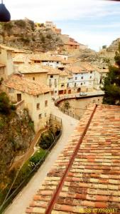 vistas a una ciudad con edificios y vías de tren en Hostal de la Villa Molinos, en Molinos