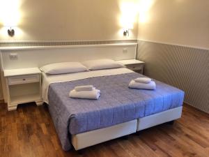 A bed or beds in a room at Relais Duomo Adelaide