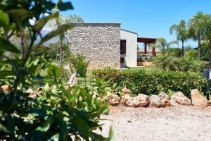 A garden outside Residence I Faraglioni