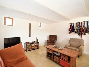 een woonkamer met een bank en een tafel bij Cozy Holiday Home in Konzell with Terrace in Konzell