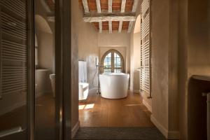 baño con bañera en el centro de una habitación en Relais Villa del Borgo en Canelli