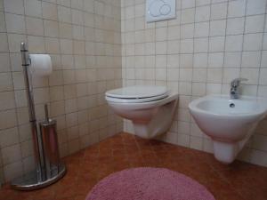 チェルノッビオにあるLa Cà in piazaのバスルーム(トイレ、洗面台付)