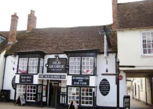 un vecchio negozio all'angolo di una strada di Old George Hotel a Milton Keynes