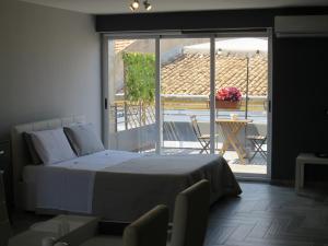 1 dormitorio con cama y vistas a un patio en Sicily Etna House, en Giarre