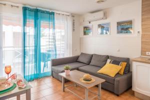 a living room with a couch and a table at Apartamento en Salou in Salou