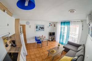 a living room with a couch and a table at Apartamento en Salou in Salou