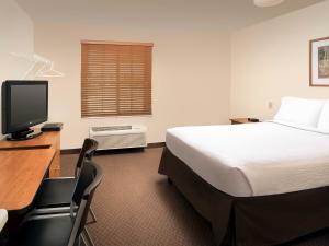 Кровать или кровати в номере WoodSpring Suites Midland