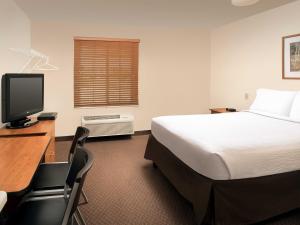 Postel nebo postele na pokoji v ubytování WoodSpring Suites Midland