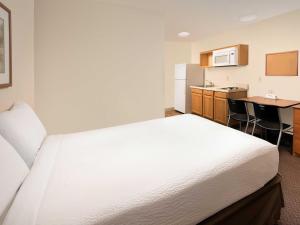 Kuchyň nebo kuchyňský kout v ubytování WoodSpring Suites Midland
