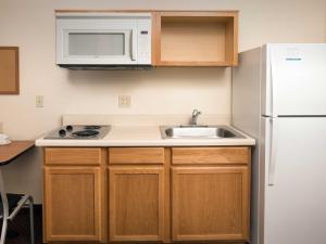 Kuchyň nebo kuchyňský kout v ubytování WoodSpring Suites Midland