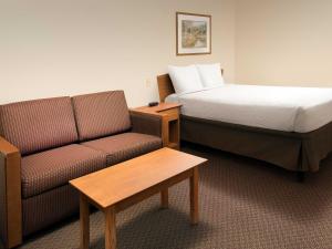 Postel nebo postele na pokoji v ubytování WoodSpring Suites Midland