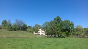 una casa en la cima de una colina en un campo en L'oriere des Bois, en Ronchamp