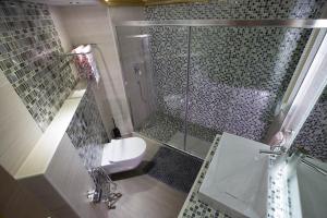 Koupelna v ubytování Camelot Hotel