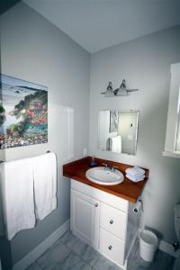 A bathroom at Guest Room 184