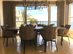 comedor con mesa, sillas y ventana en Seaside Villa, en Alicante