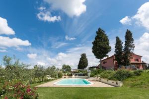 a swimming pool in the yard of a house at Azienda Agrituristica Bellavista in Montespertoli