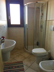 カステルサルドにあるAppartamento Sul Mareのバスルーム(シャワー、トイレ、シンク付)
