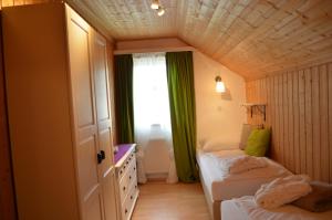 Una pequeña habitación con dos camas y una ventana. en Bauernhof König, en Anger 60 fotos más