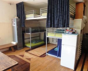 赫尔蒙德弗兰克青年旅舍的有双层床的宿舍