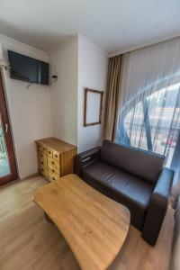 Televízia a/alebo spoločenská miestnosť v ubytovaní Caesar Apartments & Rooms